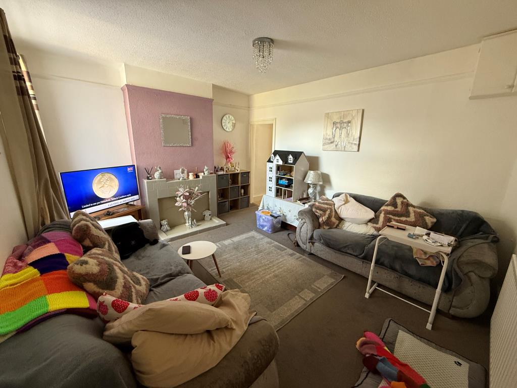 Lot: 97 - PAIR OF FLATS WITH PART VACANT POSSESSION - Ground Floor Flat - Front Room